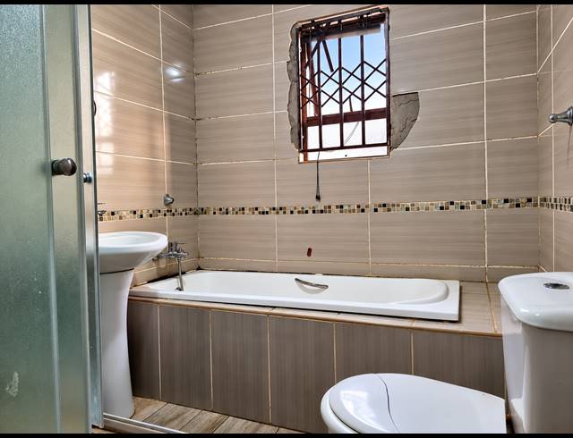 3 BEDROOM HOUSE FOR SALE IN STRETFORD